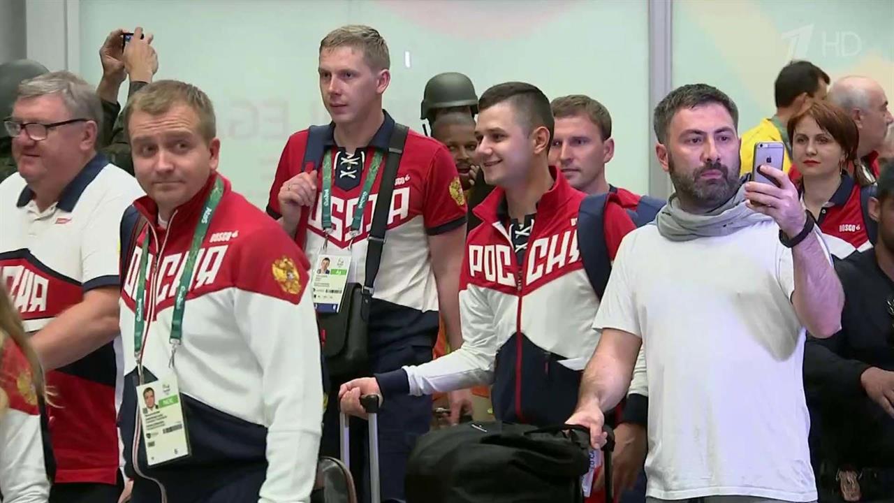 Российских спортсменов тепло встретили в аэропорту Рио-де-Жанейро