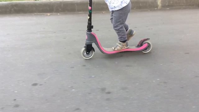 Двухколёсный самокат в 2 года, как научить смотреть онлайн