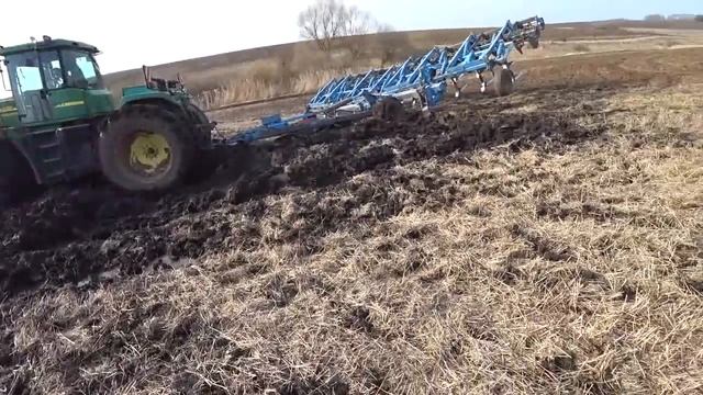 Работаю на подвозе семян к сеялкам.  Вытянул застрявший Джоник 9 с культиватором.