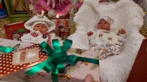 VLOGmas: Открываем новогодние подарки с реборнами! Новый год с куклами Реборн! Одежда для реборнов!