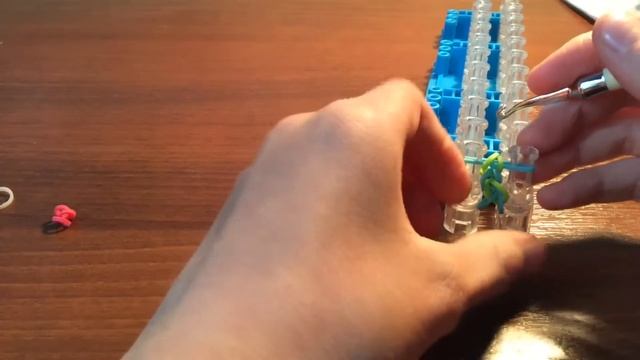 Урок 1 Браслет ,,цепочка'' самый простой браслет из резинок Rainbow loom смотреть онлайн