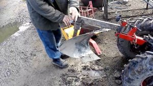 Поворотный плуг для мотоблока