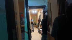 Приставы без процессуальных документов выселяют из квартиры мать с двумя малолетними детьми