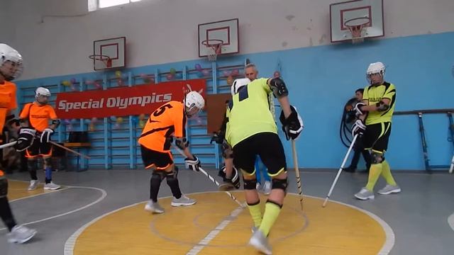 Хоккей на полу: дружеский матч (видео 