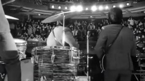 Ринго Старр играет сложный и быстрый переход по рабочему и бас - барабану одновременно! Джаз!