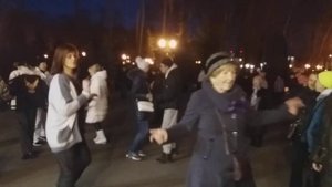 Харьков,танцы в парке;"Как ты ни крути, но мы не пара"