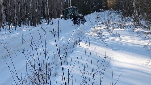 Т-150К буксует в глубоком снегу. смотреть онлайн