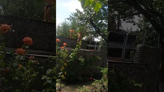 Филипп прыгает в бассейн на даче.  Philipp jumps into the summer pool