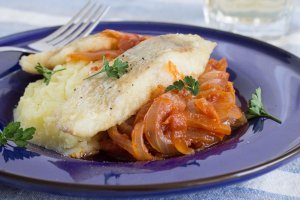 МИНТАЙ С РИСОМ И ОВОЩАМИ В ДУХОВКЕ.