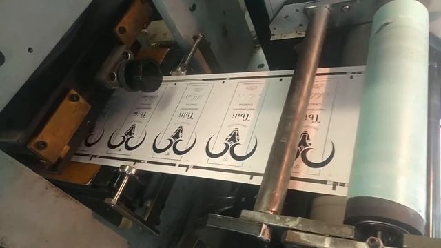 Горячее тиснение этикеток фольгой
