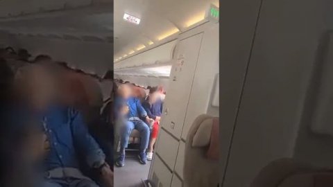 Мужчину арестовали после того, как он открыл дверь самолета