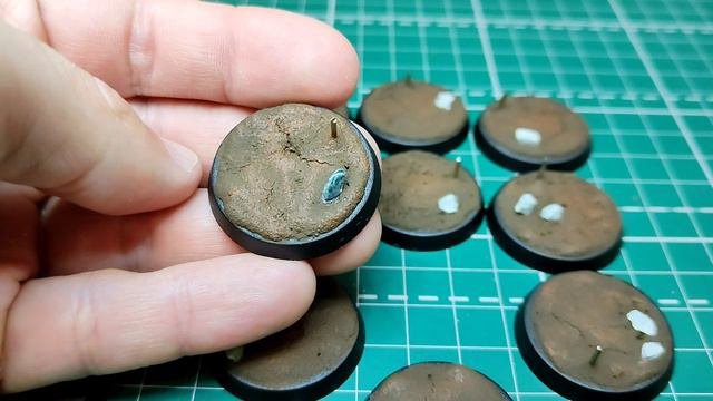Как красиво оформить подставку для миниатюр