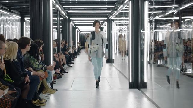 Louis Vuitton Women's Spring-Summer 2019 Show | LOUIS VUITTON смотреть онлайн