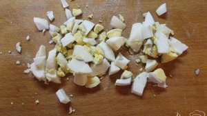 Крабовый салат с рисом и сухариками