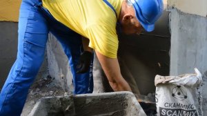 Нанесение гидроизоляционной смеси AQUASTOP.