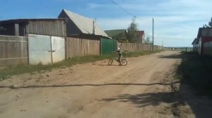 Дети катаются на велосипеде. 9 июля 2016 г.