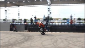 Crazy stunts on the new BMW G 310 R and G 310 GS bikes in India