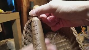 Обшиваю ручку корзины натуральной кожей
