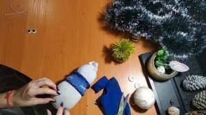 Снеговик своими руками Как сделать снеговика из носков Новогодние поделки Снеговичек из носка