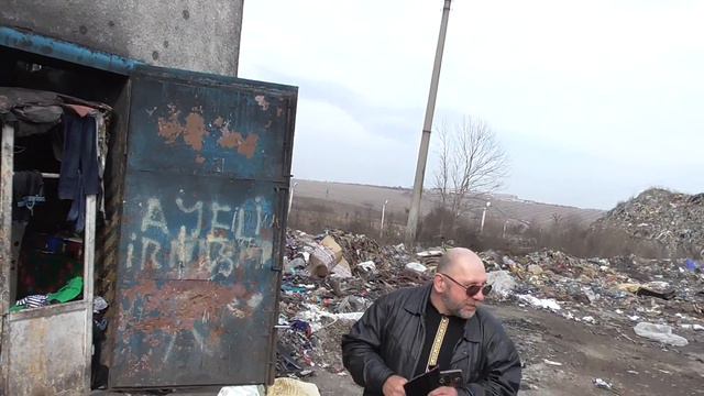 Кто-то должен делать эту работу. И они её делают. смотреть онлайн