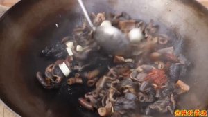 【陕北霞姐】妹夫买来2斤驴板肠,陈浪下厨一锅卤,嚼一口QQ弹弹,霞姐拌饭吃直夸香!