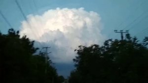 Уникальное явление - молния в кучевом облаке