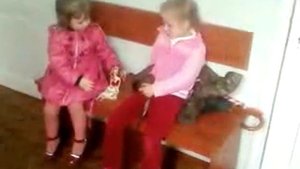 Как  ведут себя  дети   когда  они  одни :)