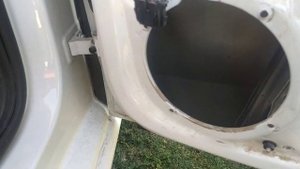 Фольксваген Поло меняем штатные динамики без заморочек .