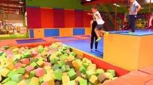 РАЗБУДИЛИ МАМУ пораньше чтобы поехать в Батут Центр