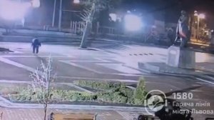 Во Львове памятник Бандере облили красной краской