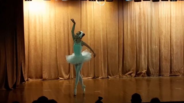 Умирающий лебедь в исполнении Николич Василисы ( 10 лет )