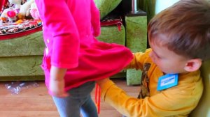 Funniest children's medical injections. Ребенок делает уколы.