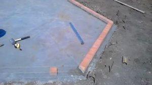 начало укладки плитки под беседку