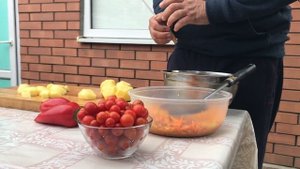 КАК ПРИГОТОВИТЬ ДВОЙНУЮ ДОНСКУЮ УХУ С ПОМИДОРАМИ В КАЗАНЕ НА КОСТРЕ