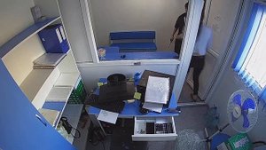 Ограбление, разбил кулаком стекло.