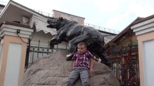 Как ярославцы памятник медведю мёдом кормили и наряжали в костюмы