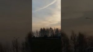 что это такое? самолёты распыляют над городом
