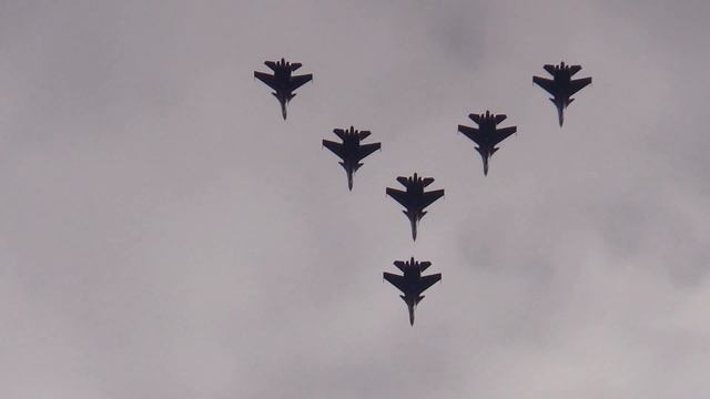 Самолеты Су-30СМ взлет и пилотаж на аэродроме Кубинка - 2017 смотреть онлайн