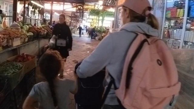 Смотрим центр города Кутаиси, Грузия (Центральная площадь, Центральный рынок, Белый мост) смотреть онлайн