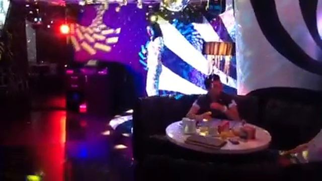 Арт-клуб караоке "На Плющихе" Поет Карина смотреть онлайн