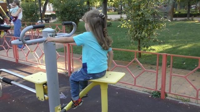 Детская площадка в Краснодаре.Катаемся с горок.Деревянный вертолет.Деревянная машина.Like Даня Люба смотреть онлайн