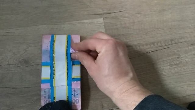 Как достать купюру не розрывая ленту одной рукой