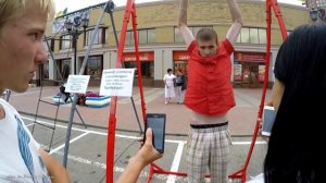 Турник - Аттракцион. Победитель! Парнишка сделал это - Easy! Никто не смог, а он смог.