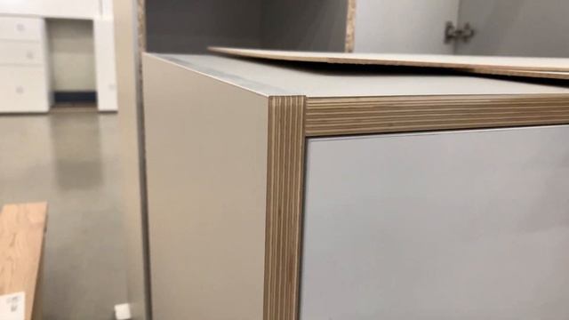 Odissey | Шкафы с вкладными фасадами и корпусом из ЛДСП Egger светло серый и 3D кантом под фанеру