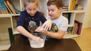 Варя и Глеб проводят эксперимент с картофельным крахмалом и водой