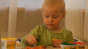 Первые занятия лепкой с малышами 2-3 лет. Отщипывание пластилина.