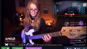 Девушка на Бас Гитаре