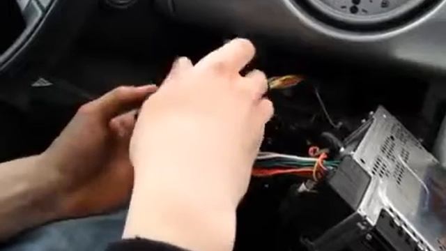 Установка адаптера Yatour на Mini Cooper 2001 2002 2003 2004 2005 2006 USB SD AUX iPhone смотреть онлайн