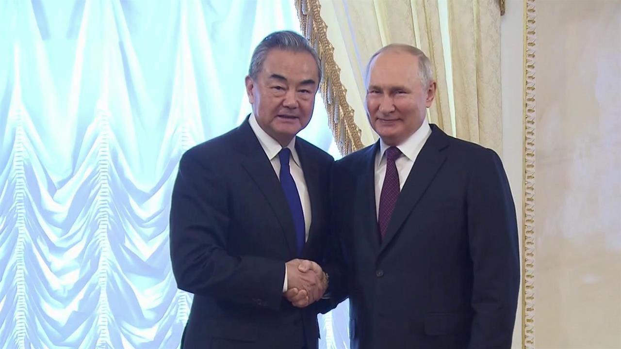 Важнейшие международные темы Владимир Путин обсудил в Санкт-Петербурге с главой МИД КНР Ван И
