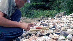 Кувалдой и молотком разбиваем речные камни